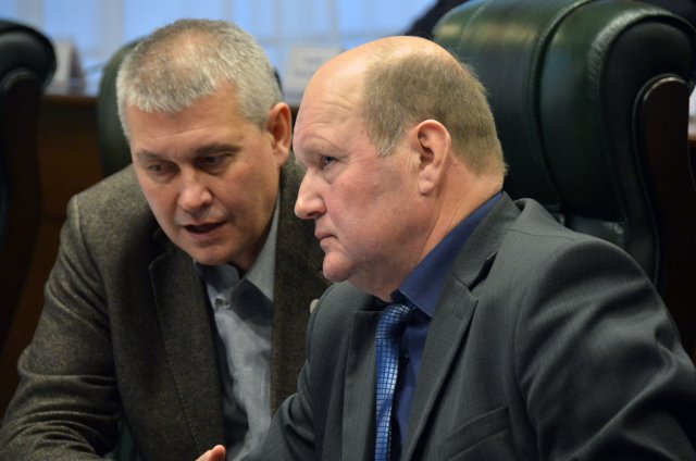 В Законодательном Собрании прошли публичные слушания областного бюджета на 2016 год-08