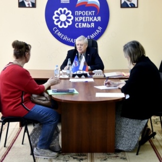 Депутаты Законодательного Собрания провели приёмы граждан