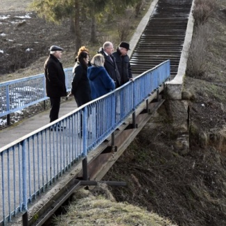 В Зубцове инициативная молодежь обустраивает территорию вокруг воинского мемориала