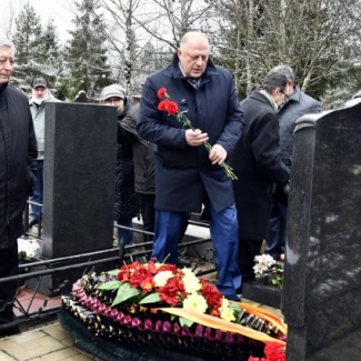 Депутаты почтили память председателя первого созыва Законодательного Собрания