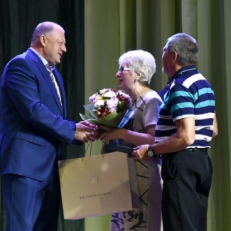 Сергей Голубев вручил семье из Старицы медаль «За любовь и верность»