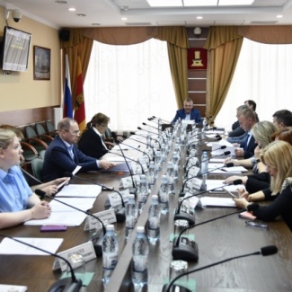 Состоялось заседание постоянного комитета по транспорту и ЖКК