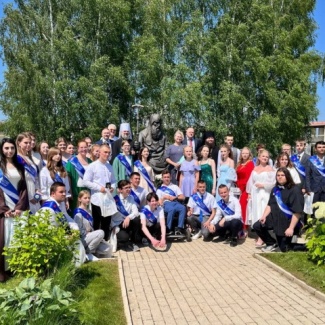 В Старицком муниципальном округе в День памяти святителя Иова чествовали выпускников школ