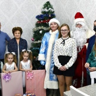 «Ёлка желаний» дарит детям радость