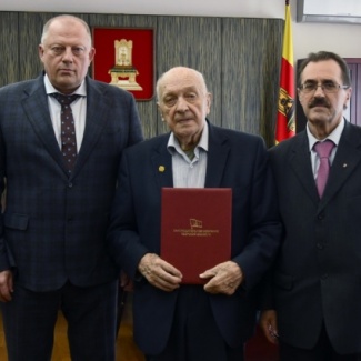 Сергей Голубев вручил награду Законодательного Собрания Почетному гражданину города Твери Сергею Киселеву