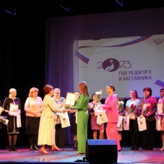 Депутаты Законодательного Собрания поздравили учителей