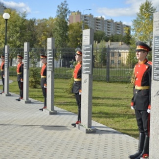 В Твери открыли стелу офицерам-выпускникам Тверского суворовского военного училища, погибшим при выполнении воинского долга