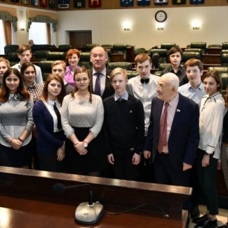 Молодые люди из Твери и Торжка познакомились с работой регионального парламента