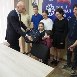 Депутаты оказывают помощь многодетным семьям