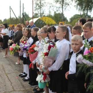 Депутаты Законодательного Собрания поздравили педагогов и учеников с Днём знаний