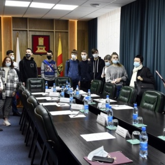 Студенты-политологи побывали на экскурсии в областном парламенте