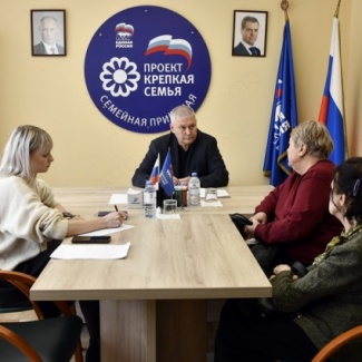 Депутаты Законодательного Собрания провели приёмы граждан