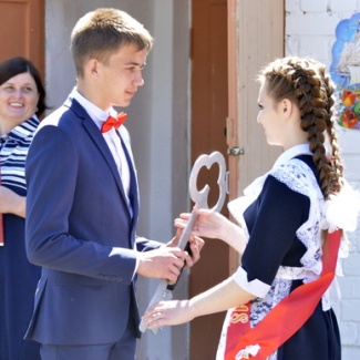 Сергей Голубев поздравил старицких выпускников с окончанием школы