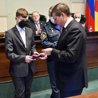 Сенатор Андрей Епишин вручил награды Совета Федерации жителям Тверской области