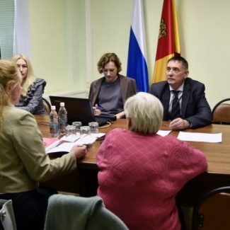 Депутаты Законодательного Собрания провели приёмы граждан